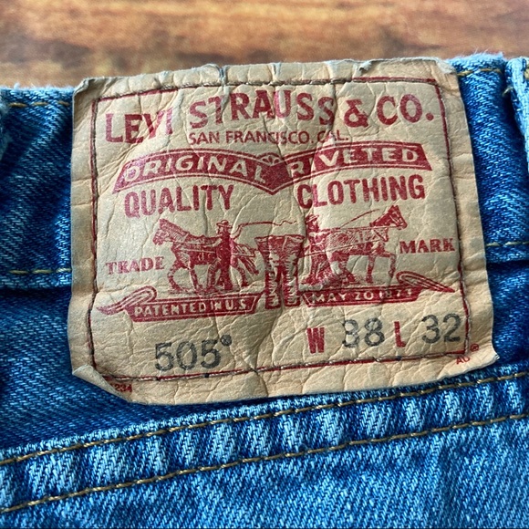 Levi’s 505 Light/Medium Wash Jeans - Picture 3 of 9